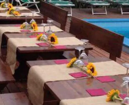 Maxi Heron Hotel